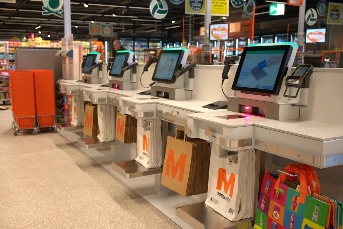 Es sind die Self-Check-out-Kassen in der Migros in Egg zu sehen.